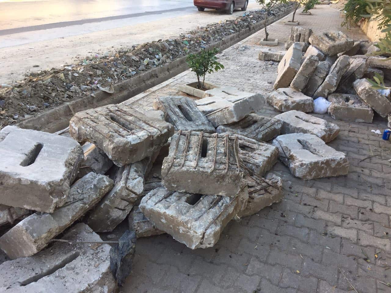  تعزيل قنوات تصريف مياه الأمطار في القلمون